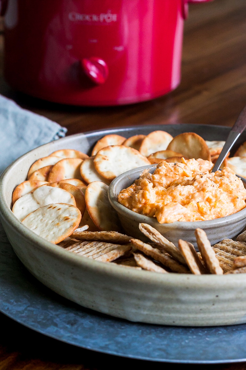 buffalo chicken dip with crackers