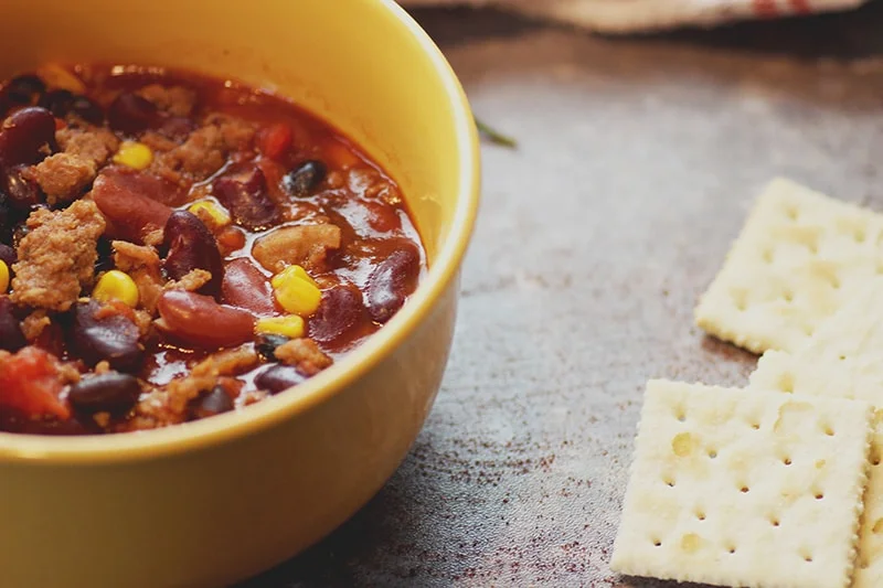 turkey chili and saltine crackers
